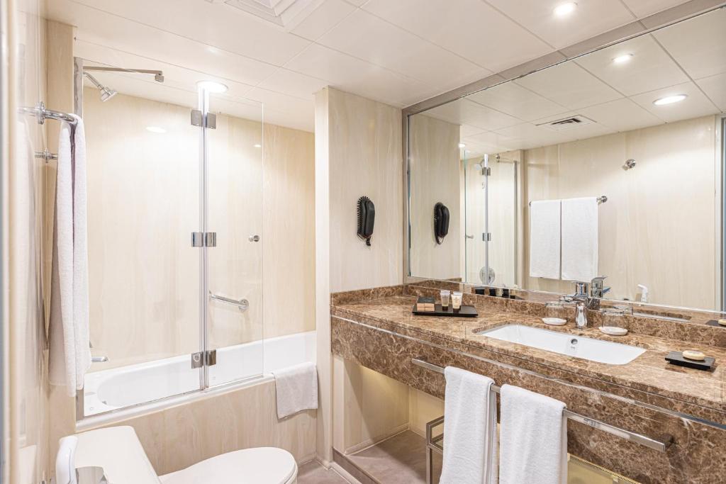 Premier Three Bedroom Suite With Balcony - Image 6