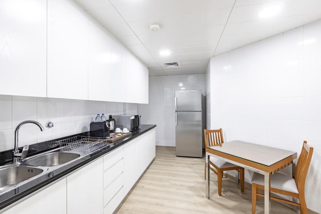 Premier Three Bedroom Suite With Balcony - Image 8