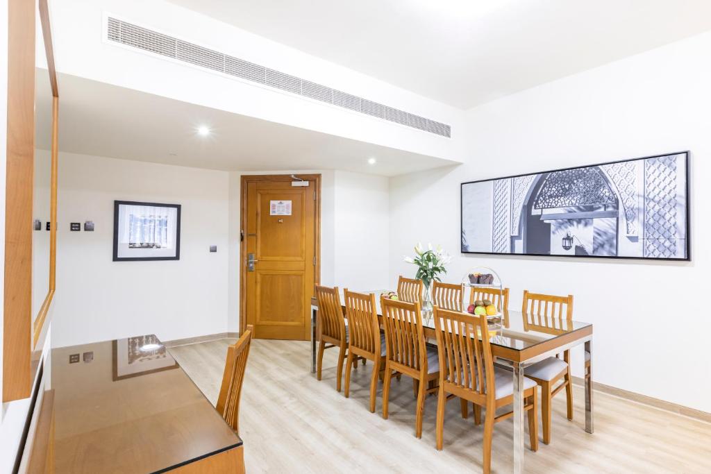 Premier Three Bedroom Suite With Balcony - Image 9