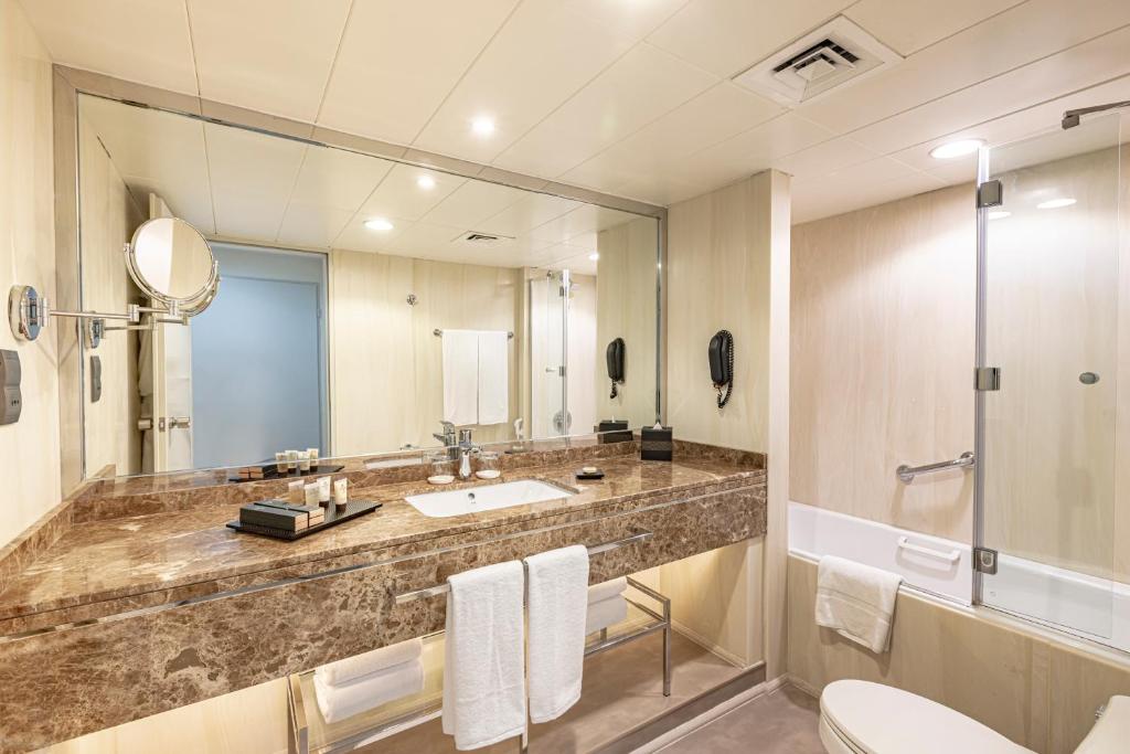 Premier Two Bedroom Suite with Balcony - Image 7