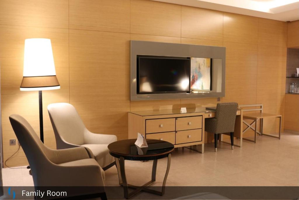 Family Room - Image 4