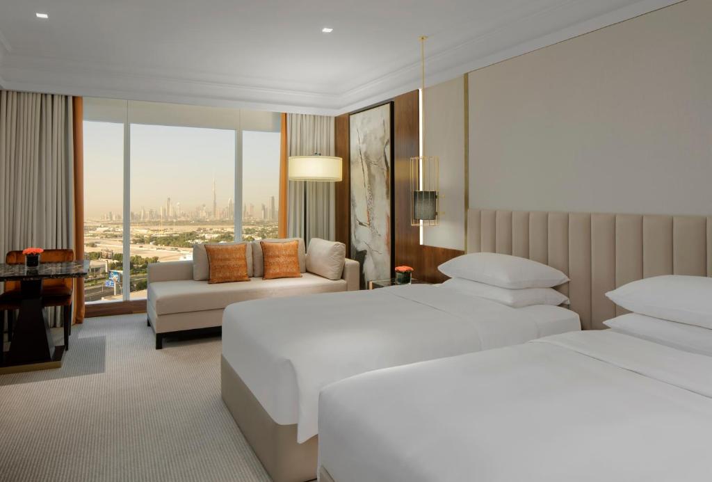 Twin Room with Skyline View - Image 2