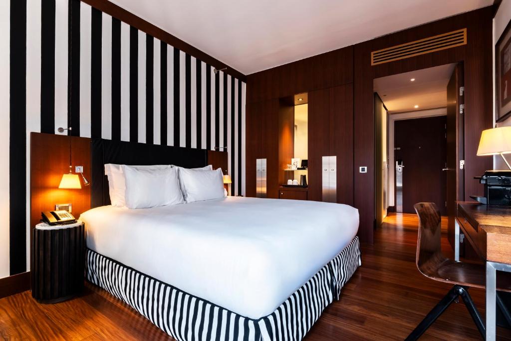 Deluxe Double Room - Image 8
