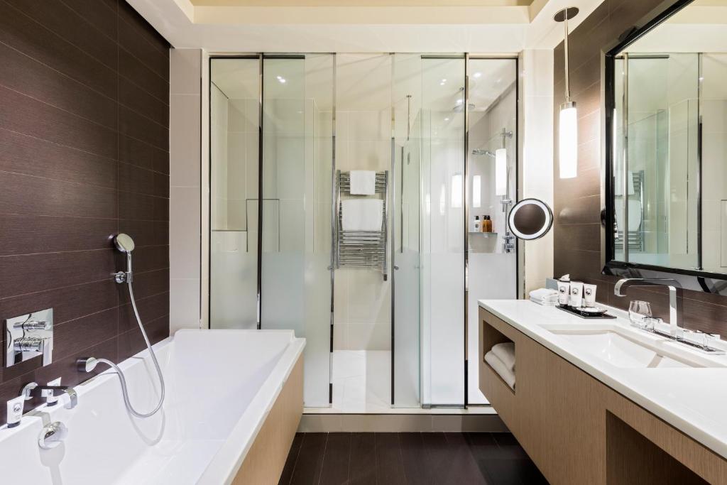 Junior Suite with Balcony - Image 4