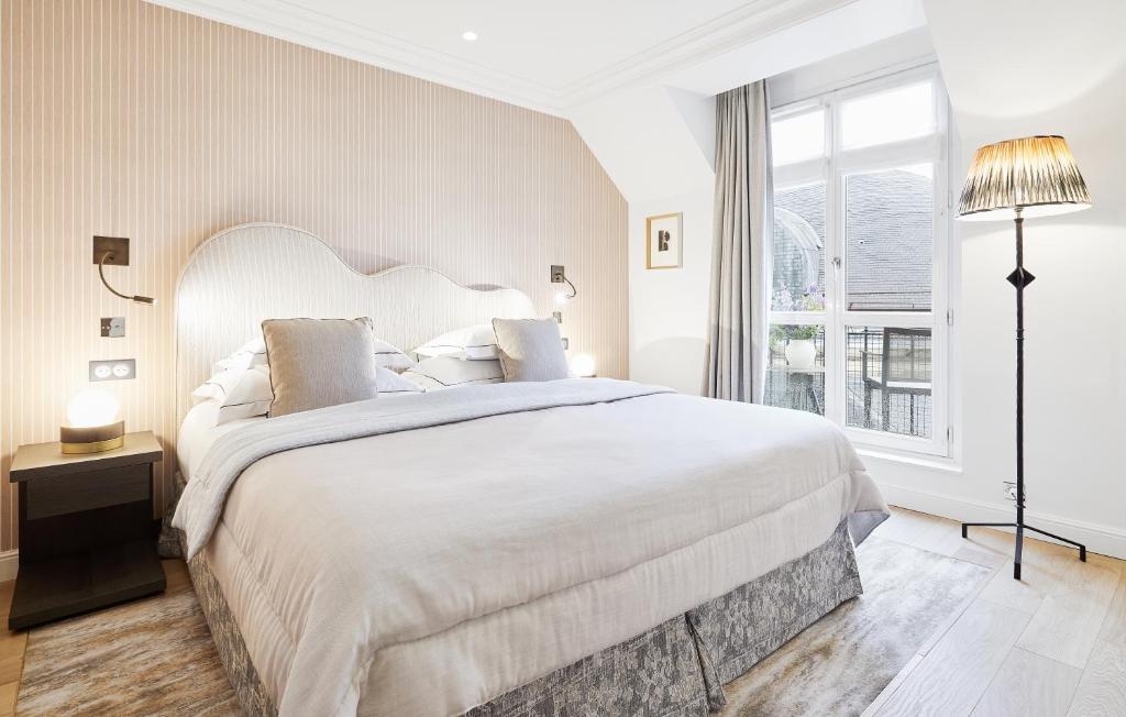 Suite with Balcony - Image 6