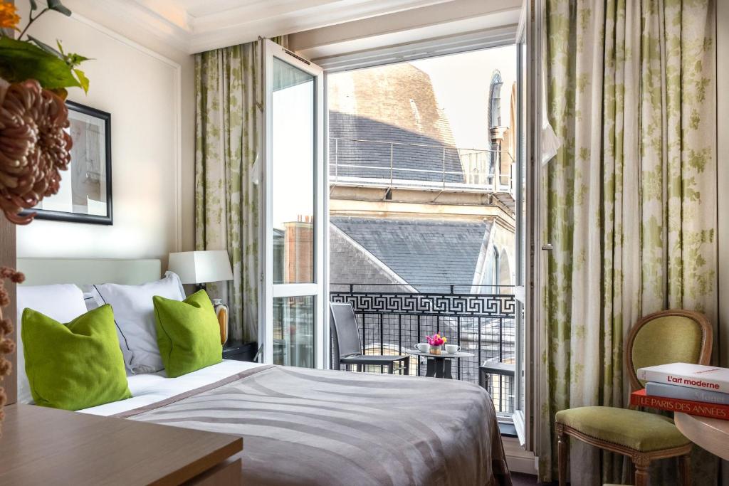 Superior Room with Balcony - Image 2