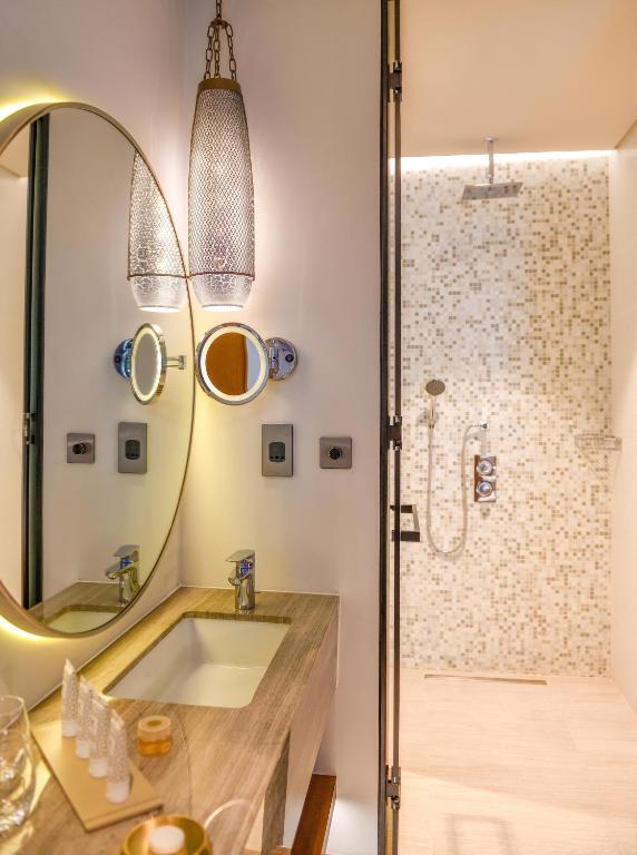 Premium Twin Room - Image 3