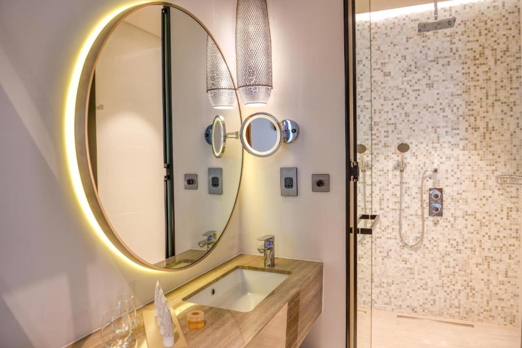 Premium Twin Room - Image 4