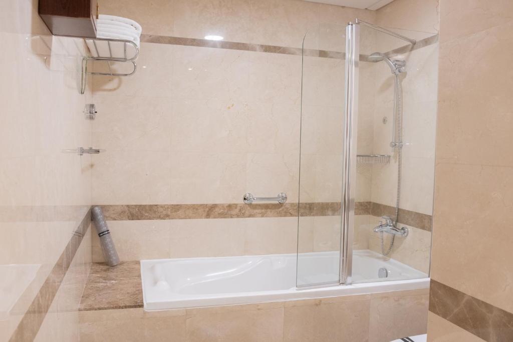 Family Suite with Kitchen - Image 6