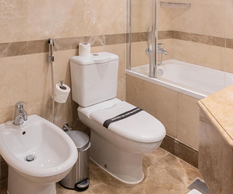 Family Suite with Kitchen - Image 7