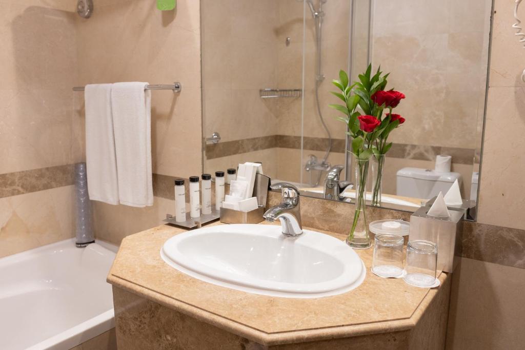 Family Suite with Kitchen - Image 8