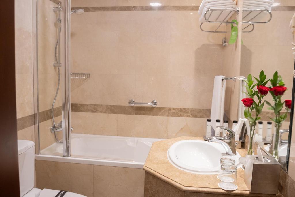 Family Suite with Kitchen - Image 9