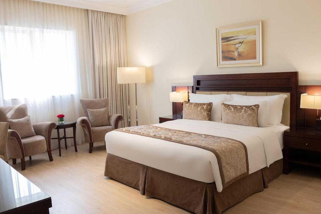 One-Bedroom Apartment with Kitchen - Image 2