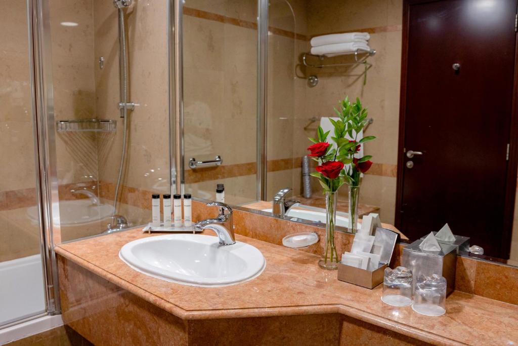 One-Bedroom Apartment with Kitchen - Image 13