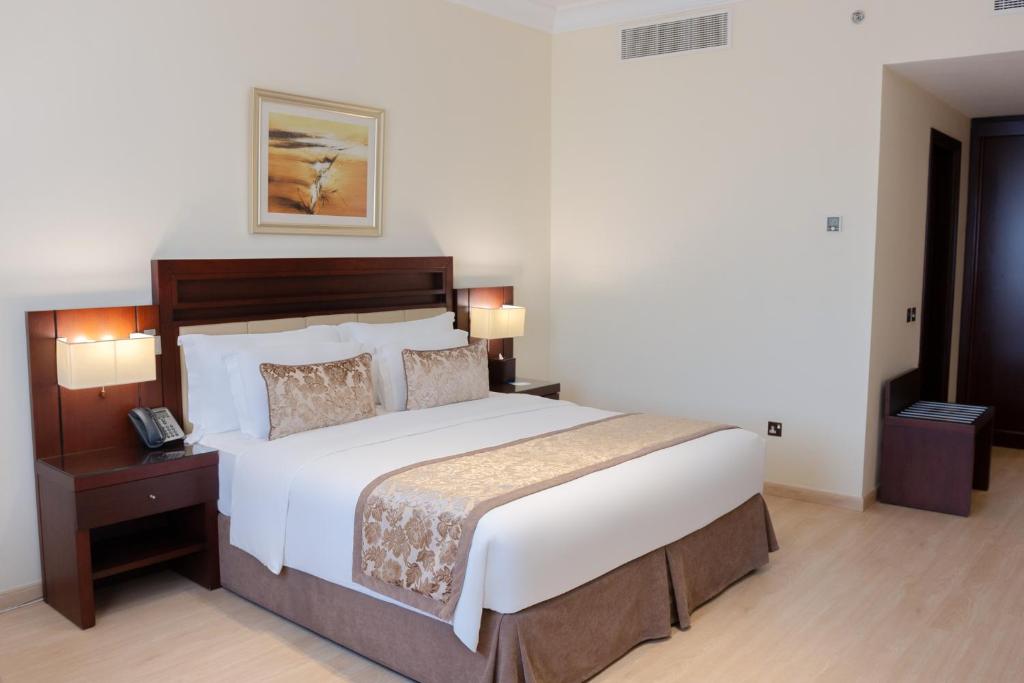 One-Bedroom Apartment with Kitchen - Image 3