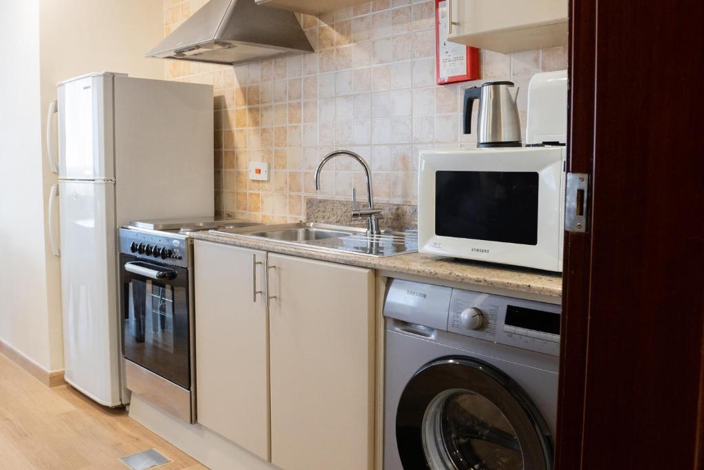 Studio Apartment with Kitchen - Image 8