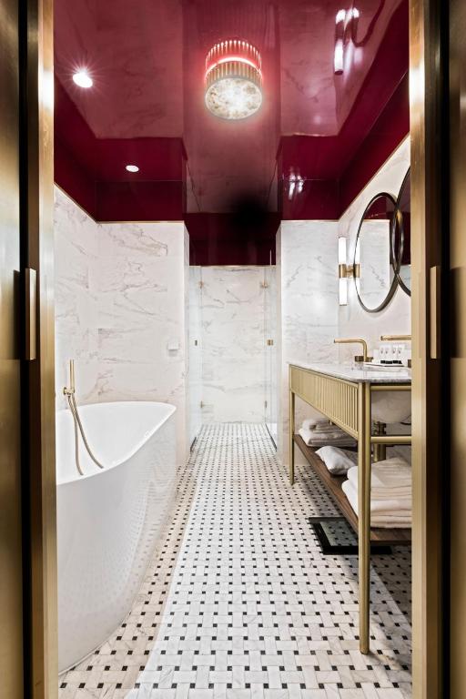 Junior Suite with Balcony - Eiffel Tower View - Image 4