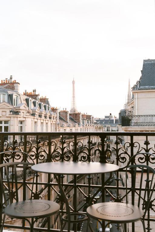 Junior Suite with Balcony - Eiffel Tower View - Image 7