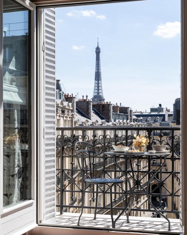 Junior Suite with Balcony - Eiffel Tower View - Image 1
