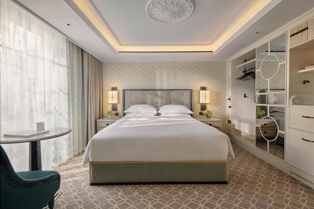Deluxe King Room with Balcony - Image 3
