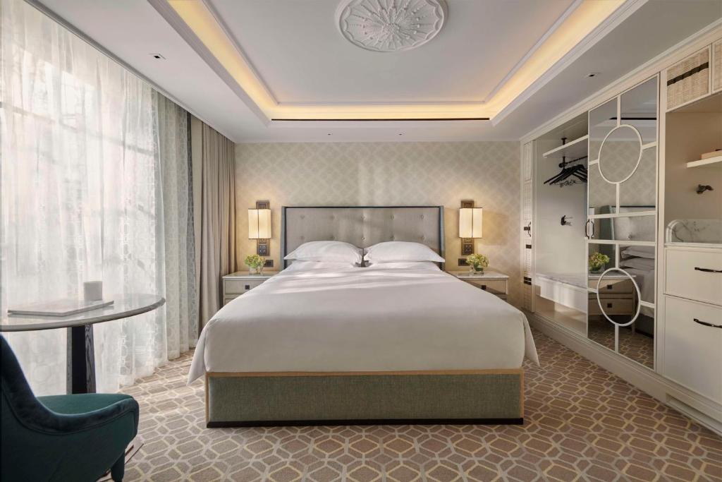 Deluxe King Room - Image 6