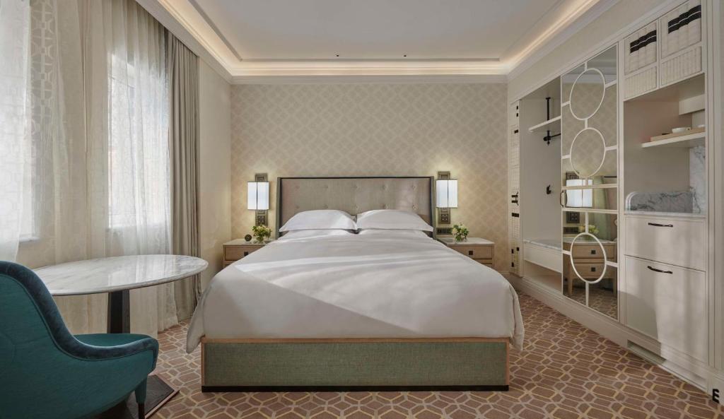 King Room with Courtyard View - Image 4