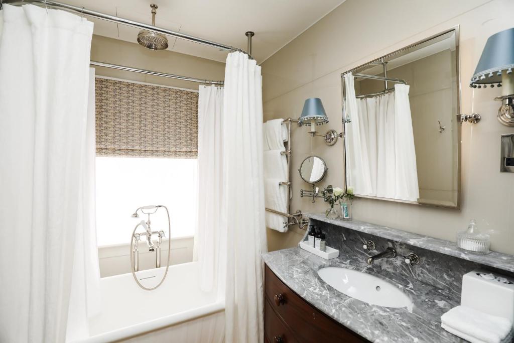 Deluxe Double or Twin Room - Image 6