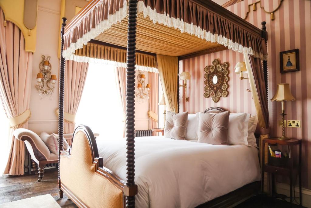 Deluxe Queen Room - Image 5