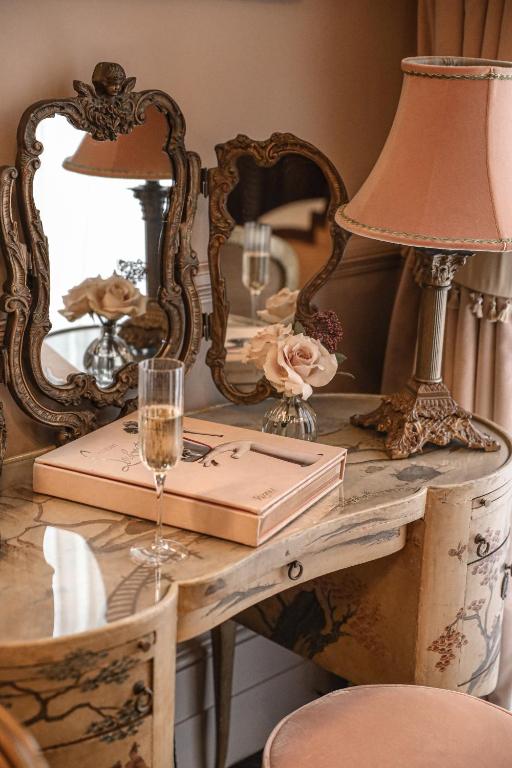 Deluxe Queen Room - Image 6