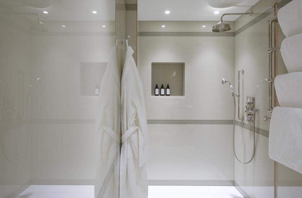 Deluxe Queen Suite - Image 3