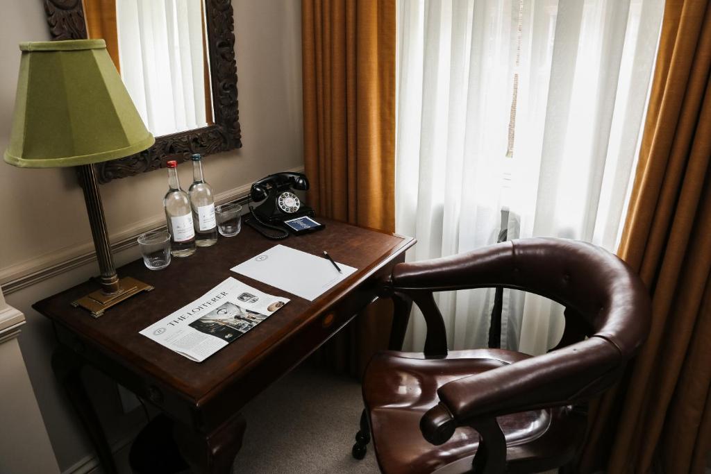 Deluxe Queen Suite - Image 4