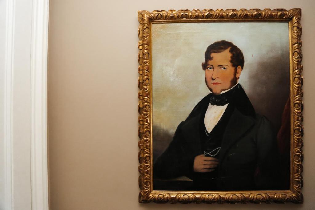 Deluxe Queen Suite - Image 7