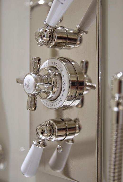 Deluxe Queen Suite - Image 8