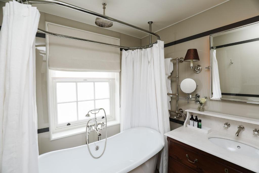 Superior Double or Twin Room - Image 6