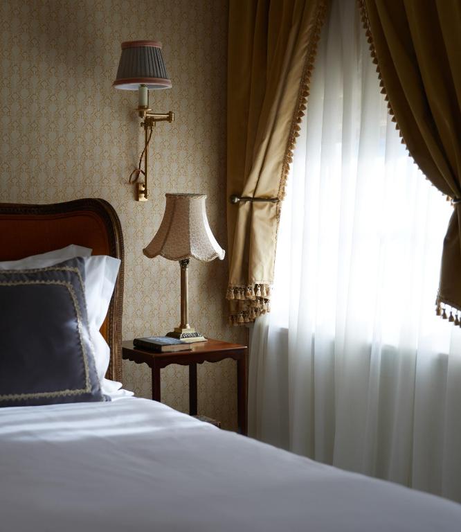 Superior King Room - Image 3