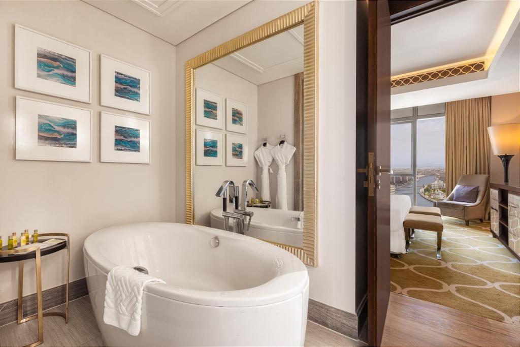 Panoramic King Suite - Image 2