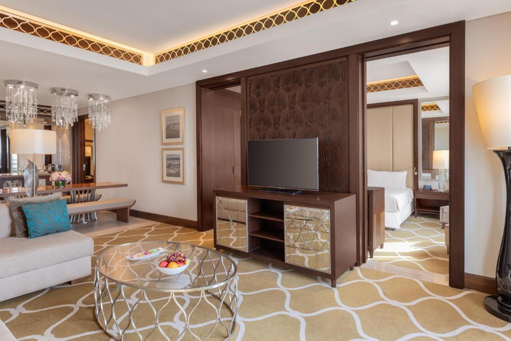 Panoramic King Suite - Image 4