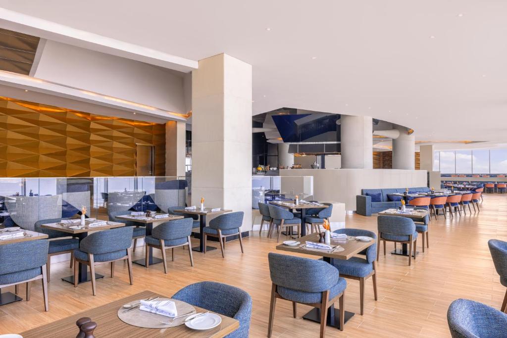 Panoramic King Suite - Image 7