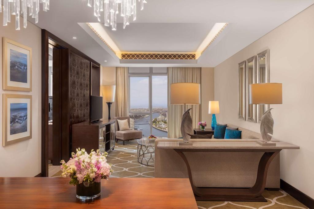 Panoramic King Suite - Image 8