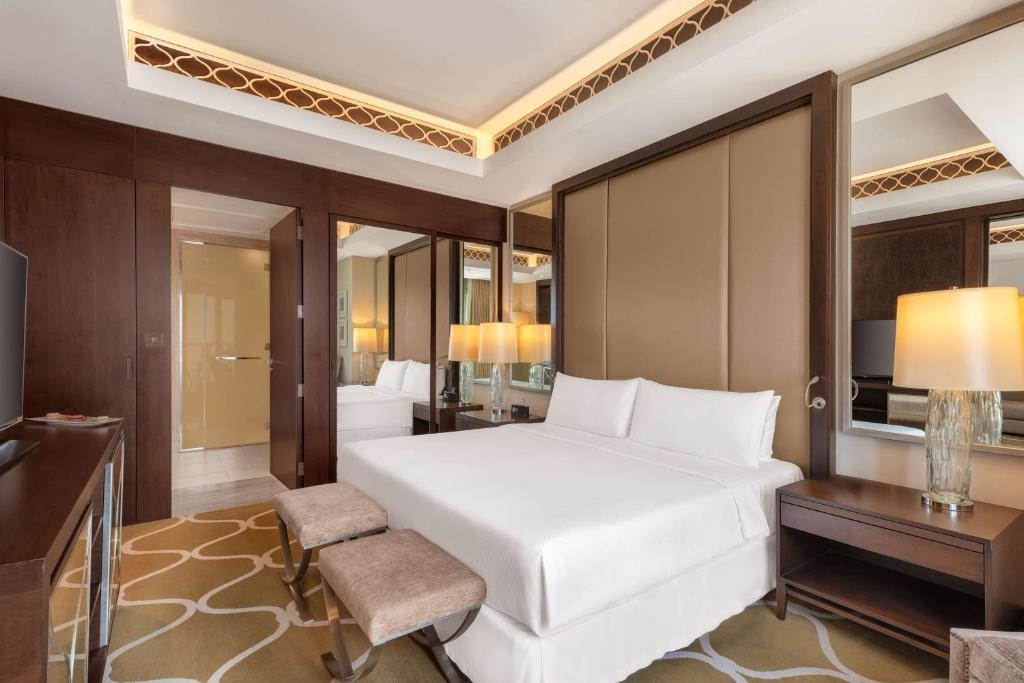 Panoramic King Suite - Image 9