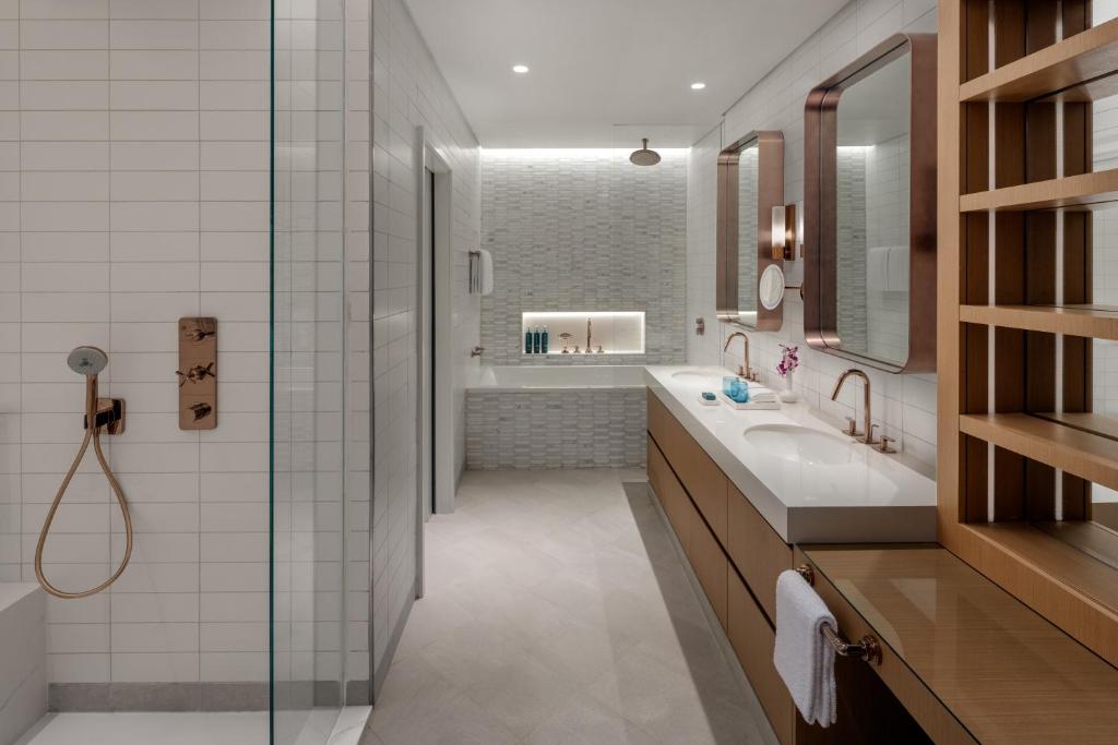 One-Bedroom Apartment with King Bed - Image 2