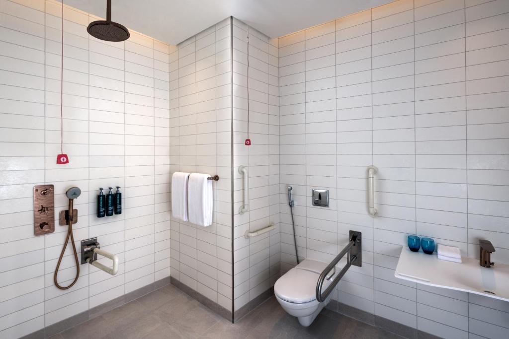 One-Bedroom King Apartment - Mobility Accessible with Roll-In Shower - Image 5