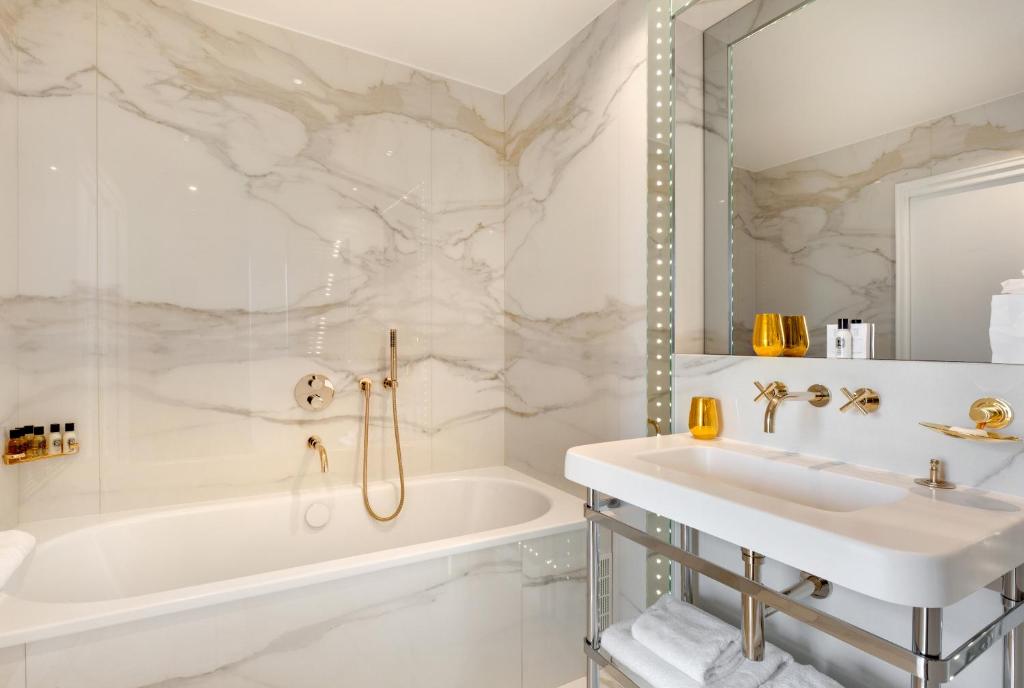 Prestige Suite with Eiffel Tower View - Image 6