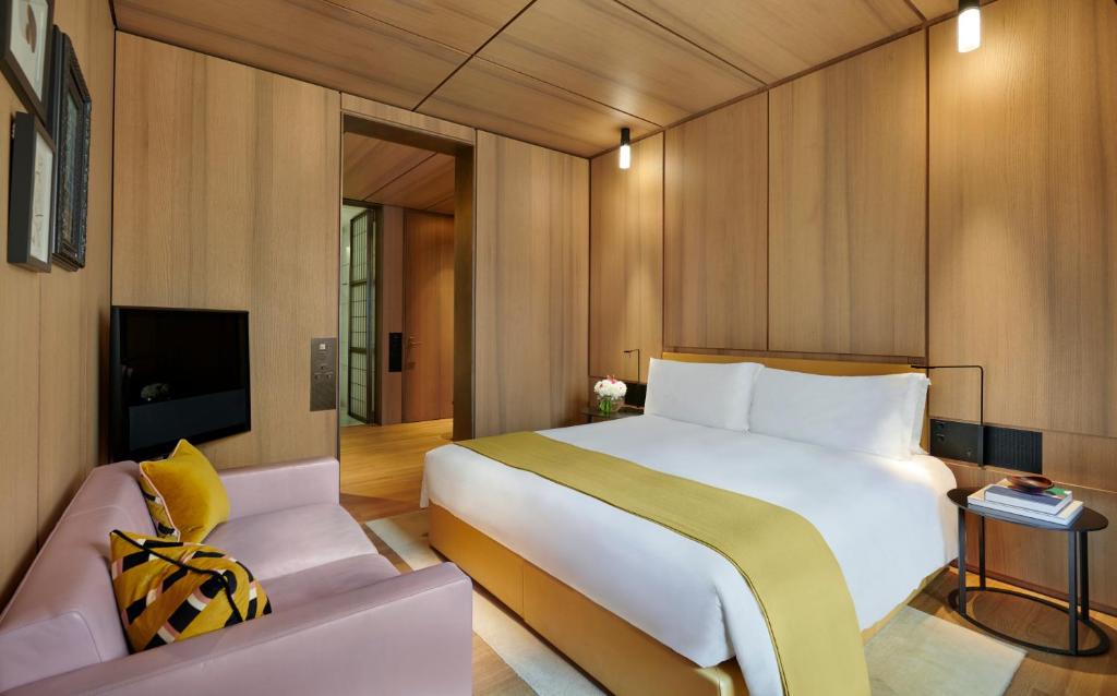 Deluxe King Room - Image 1