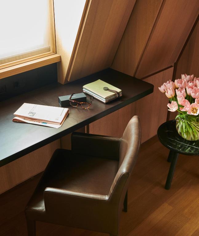 Deluxe King Room - Image 2