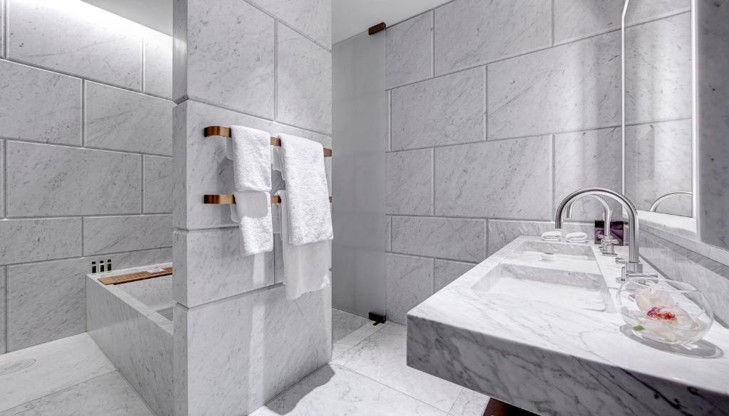 Deluxe King Room - Image 5