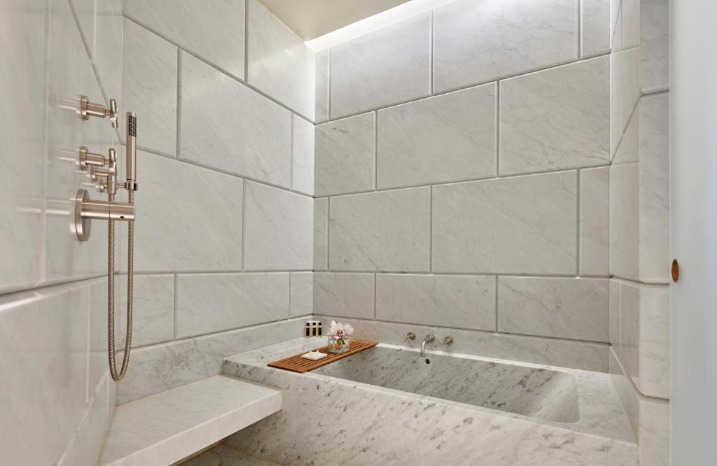 Deluxe Suite - Image 2