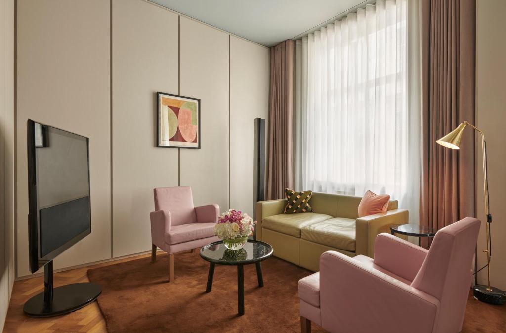 Deluxe Suite - Image 4