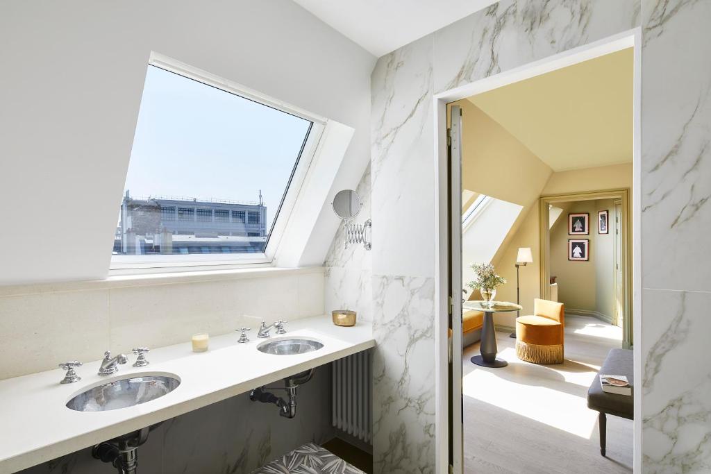 Deluxe Room - Image 7