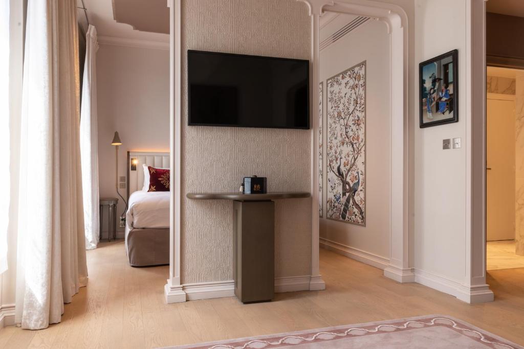 Deluxe Suite - Image 5